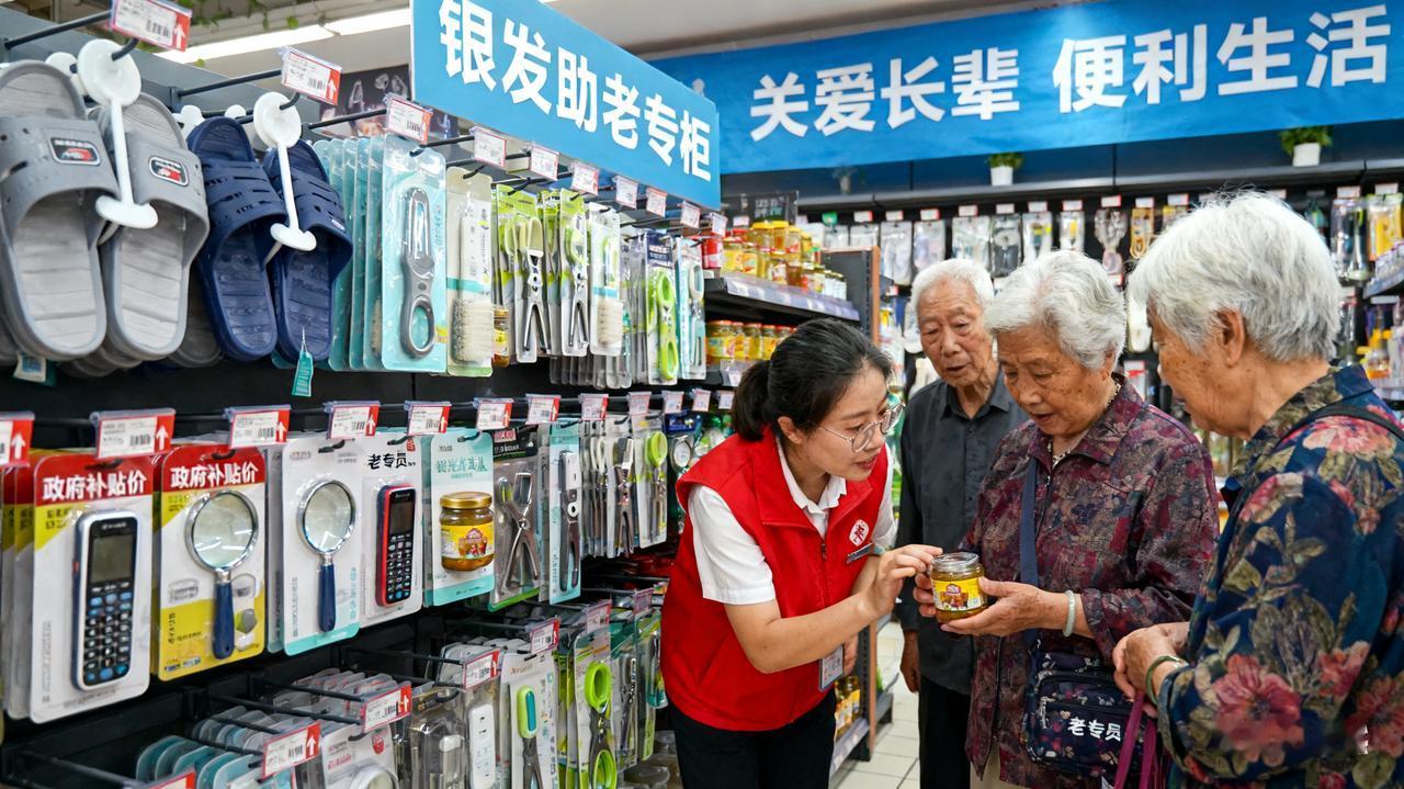 超市“银发助老专柜”走红 200余种商品适老化改造暖人心
 
“这个防滑拖鞋鞋底