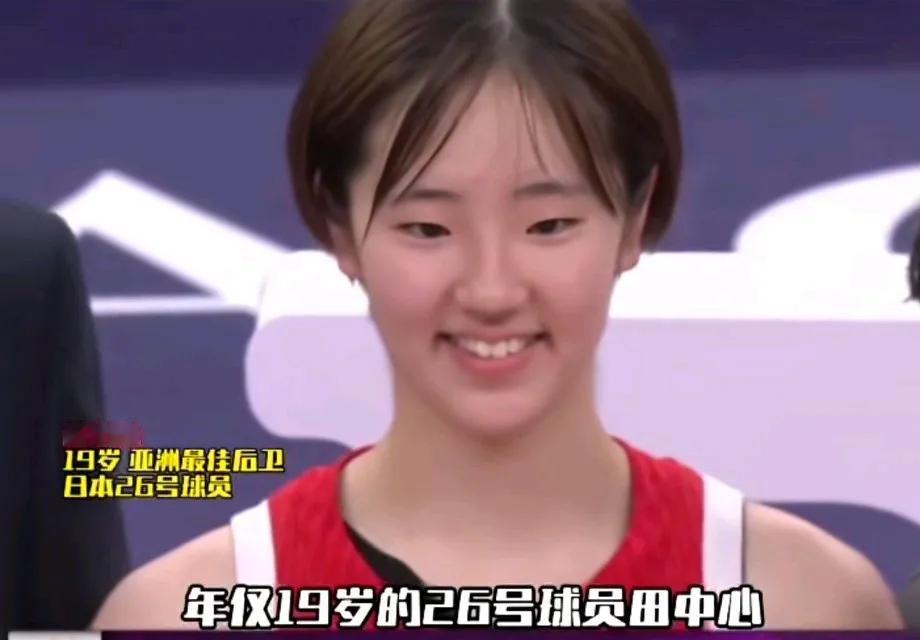 田中心，
短发，
中分，
洁白的牙齿，
爱笑，
很多女孩子打扮一下，
都能成为她