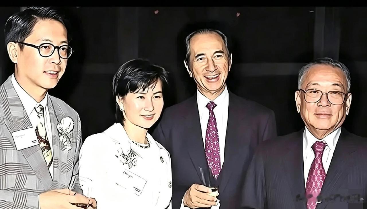 九十年代新婚宴上，何超琼许晋亨伴双亲左右，两位亲家公罕见同框，全家齐聚，场面温馨