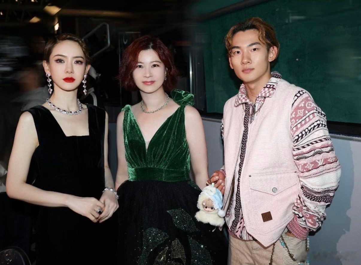 杜华预制世界杯妆容 吹来了美妆界的新风潮，世界杯主题造型让人眼前一亮。大力神杯的
