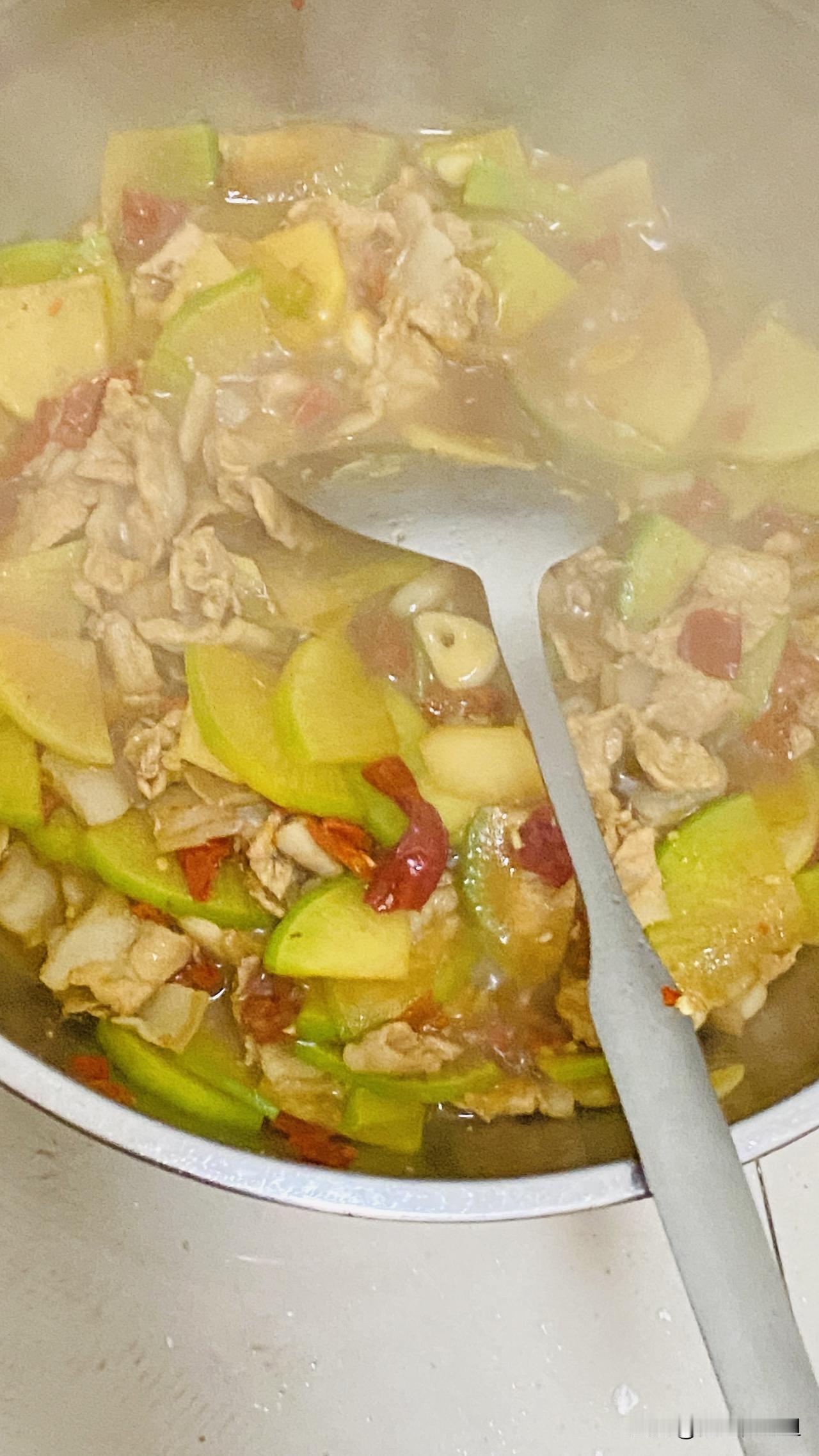 我今天把一个男人好好教育了一番，他哑口无言，我也很解气。

中午我在小房间做饭的