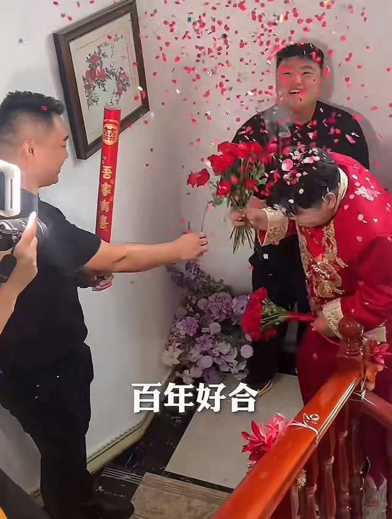 新郎小李在婚车前紧张地搓着手，脑补过一百种被刁难的场景：藏鞋、要红包、让伴郎团做