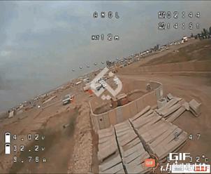 伊朗的小摩托现在都这么嚣张了吗？
炸个目标在美军基地里还挑肥拣瘦的。[笑哭]
第