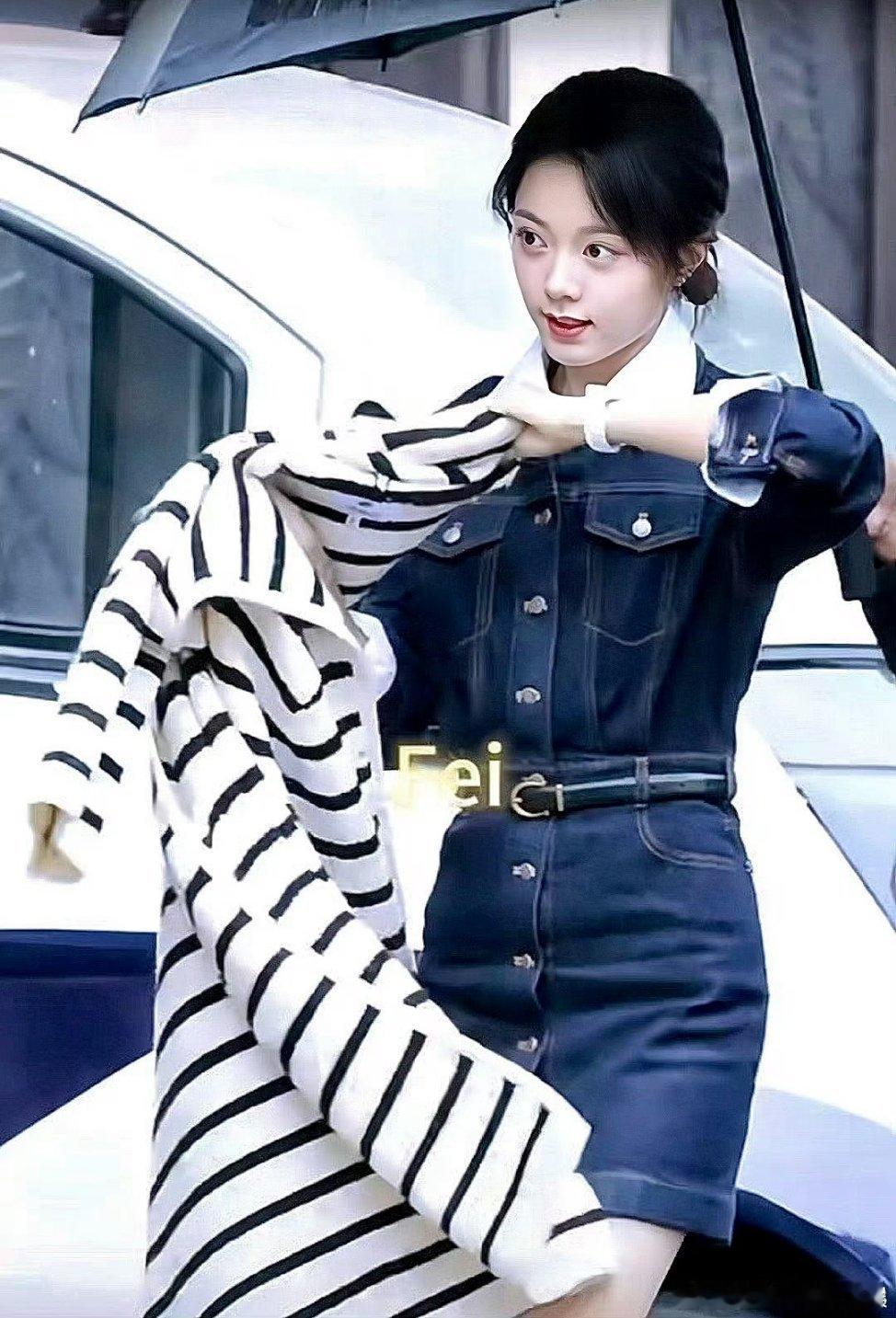 #赵今麦牛仔裙套装路透#在这组路透照片中，赵今麦的牛仔裙套装造型十分亮眼。她上身