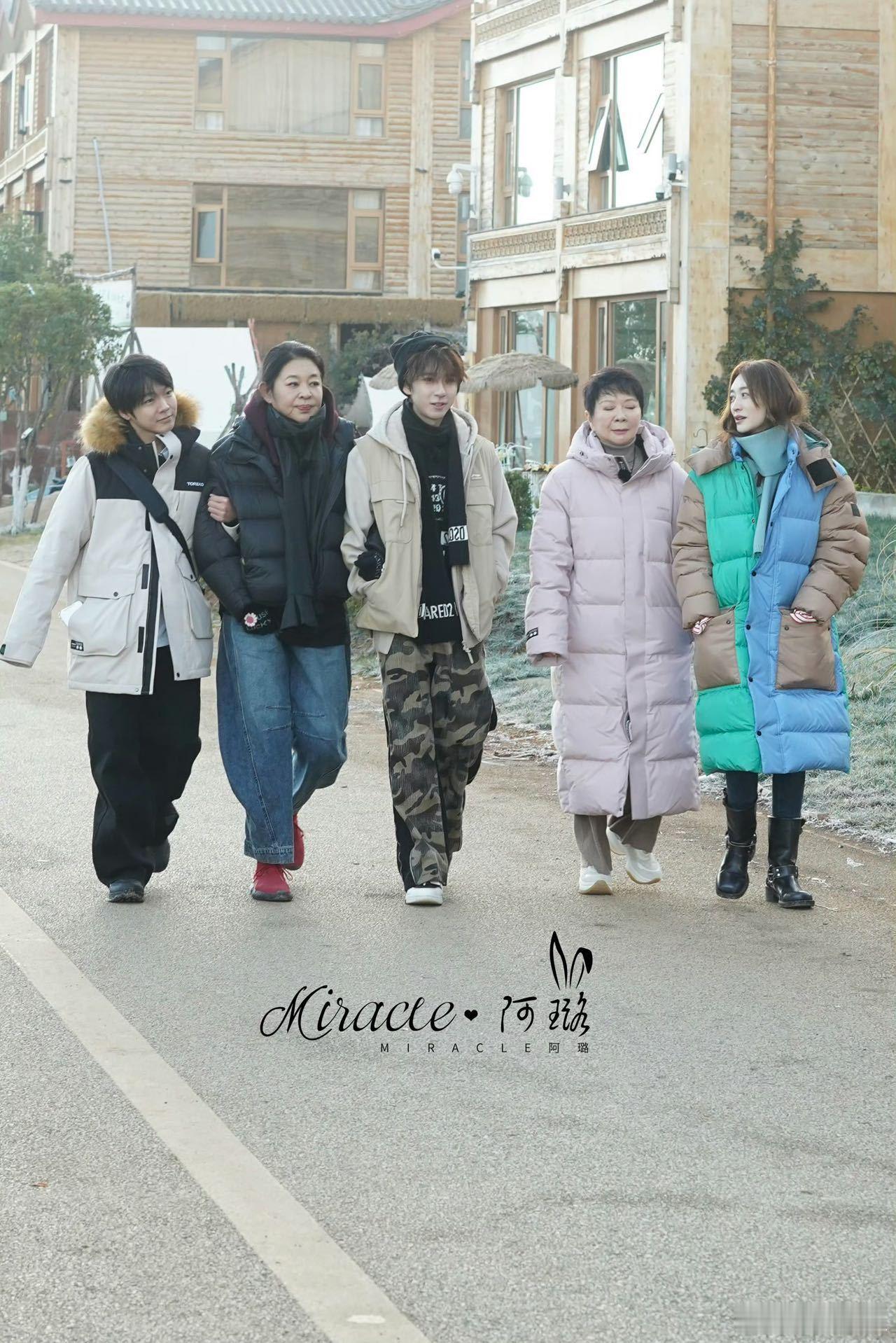 一路繁花花路启程概念海报  震撼官宣！一档跨时代交际的旅行真人秀启幕，姐姐们独当
