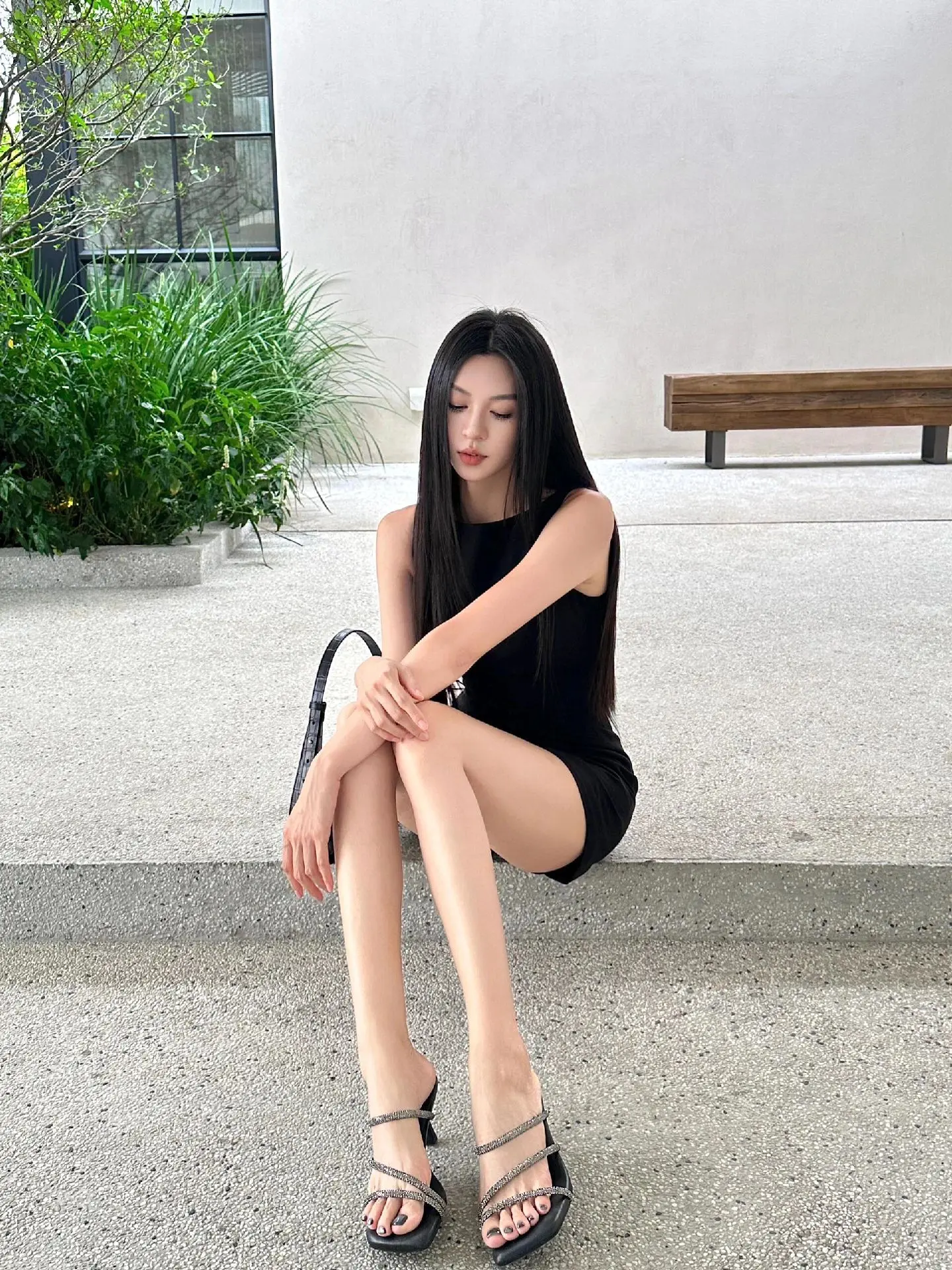 不要碰到一点压力，就把自己变成不堪负重的样子，不要碰到一点不确定性，就...