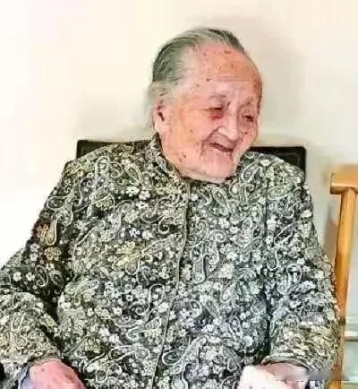 113岁的李春临终前还在反复念叨小儿子阿香，她根本不知道，这个官至副国级的儿子已