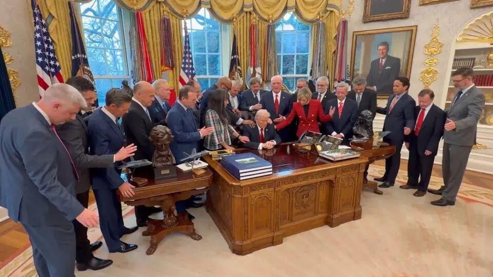 国之兴，听于民；国之亡，听于神。
 
美国总统特朗普笃信神佑，召集一众牧师为其加