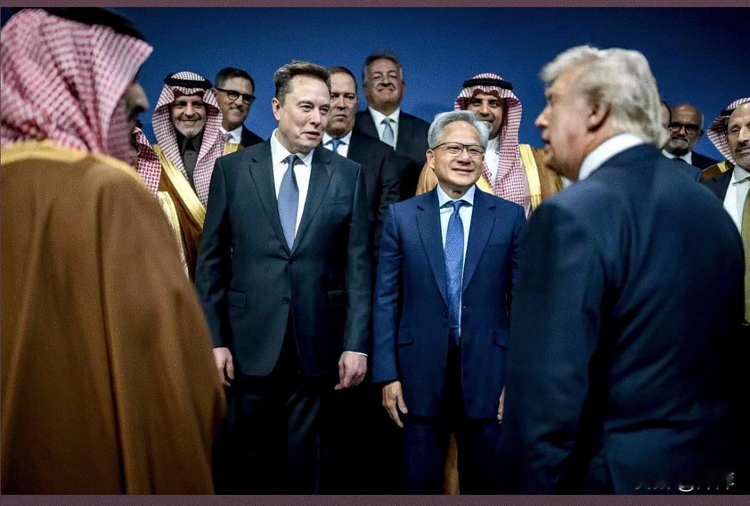 马斯克和黄仁勋俩人肯定很谈得来，俩人总是在一起。