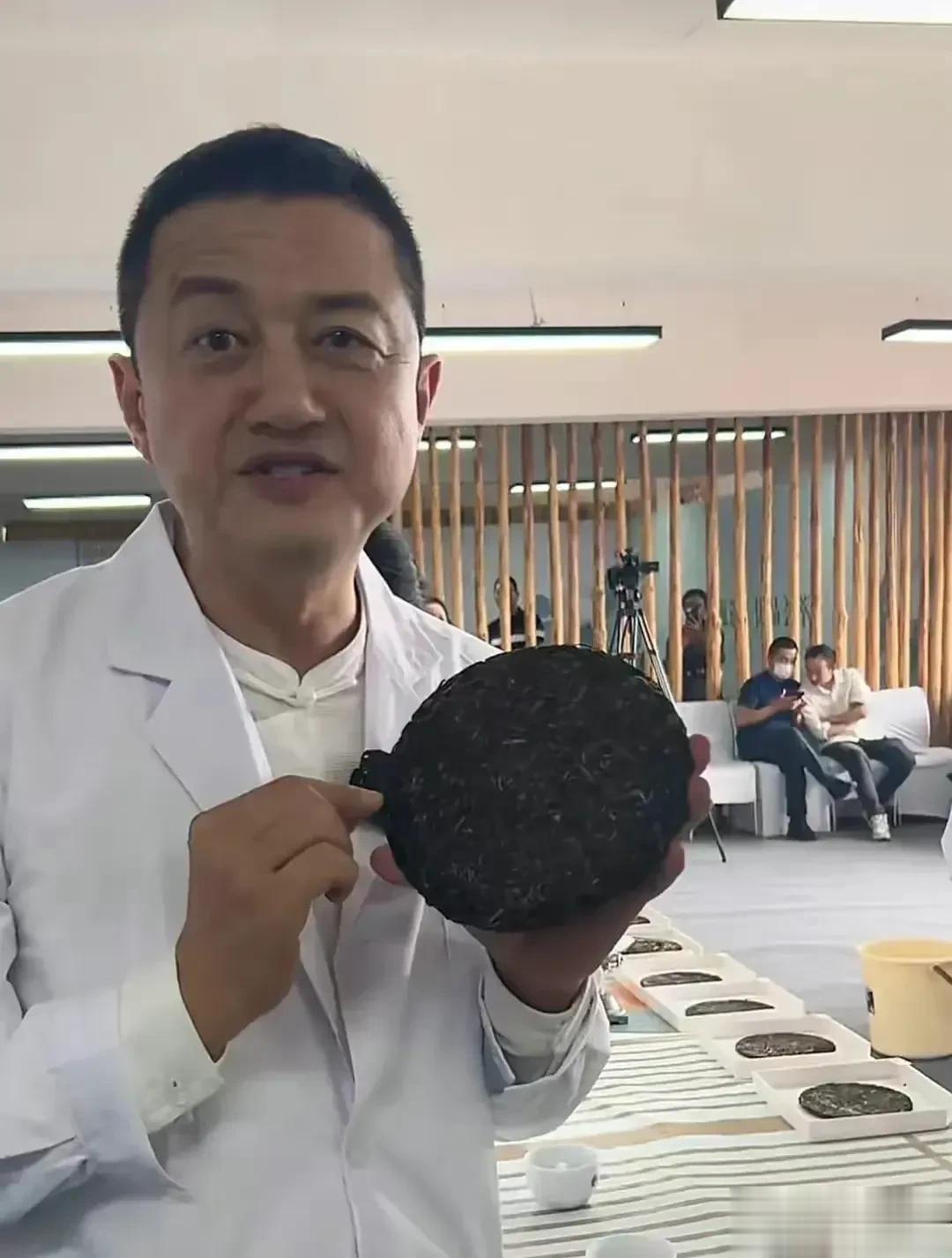 不得不说，李亚鹏真的不适合做生意，真的是做一行败一行，最后去卖茶，没想到也那么不