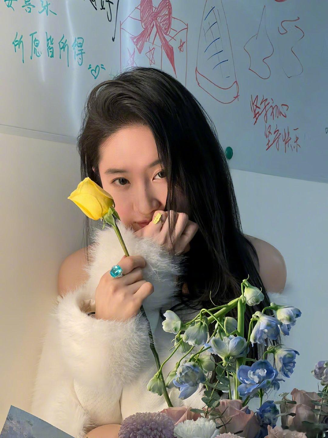 刘亦菲新年第一条微博，是新年营业的姐姐呀，满分温柔的白色造型，谁谁能不被新年快乐