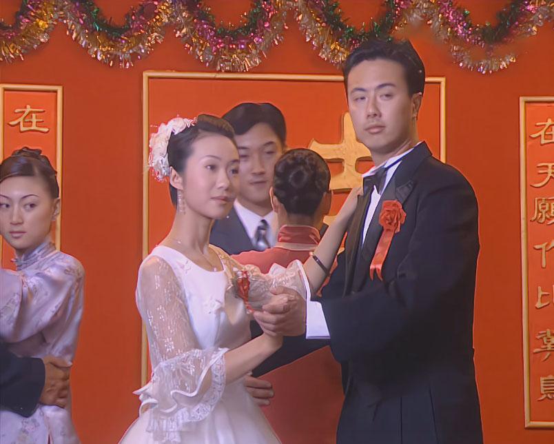 冷清秋闺蜜结婚时穿的婚纱，复古又时尚，满满的港风气质。

只不过婚礼上很少见人穿
