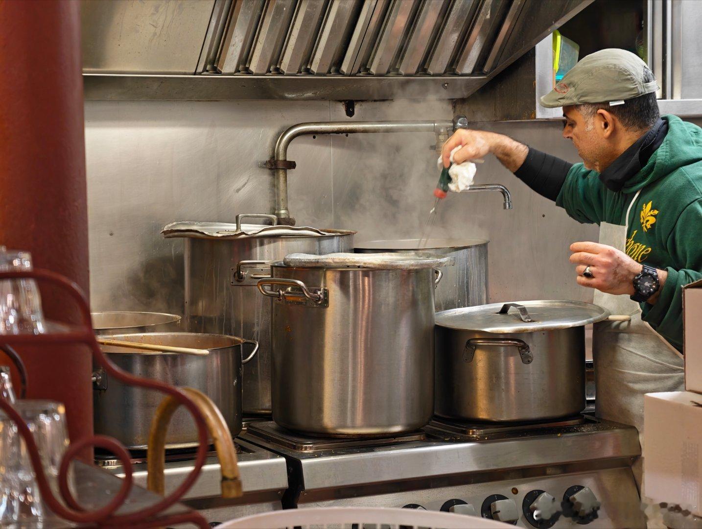 老佛罗伦萨肉夹馍，据说百年老店小红书上巨火。现场都是东亚三国在吃，我怀疑被亚洲资