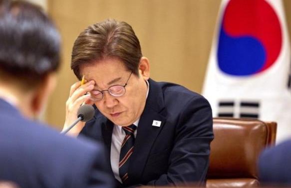 天下乌鸦一般黑？李在明支持率暴跌之际，想起了历届韩国总统那个老套路，即转移内部矛