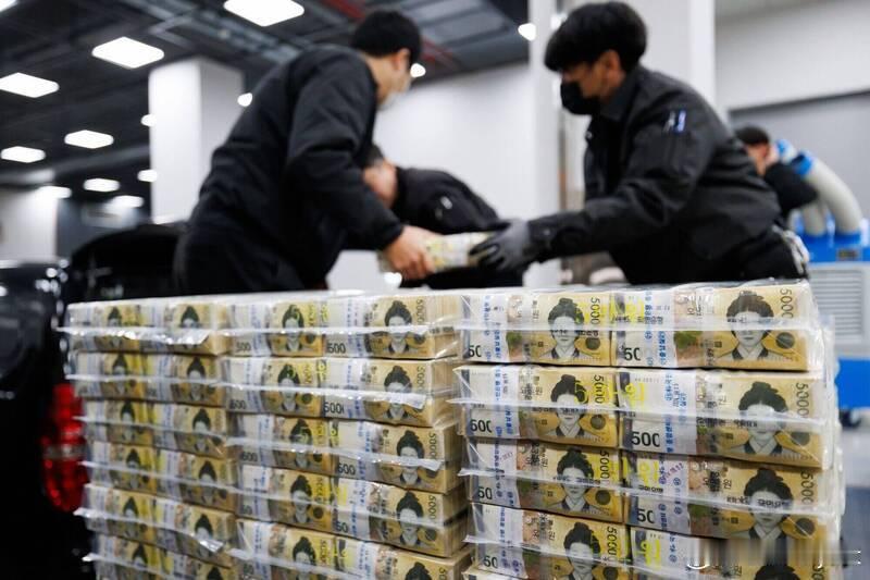 【韩国警察立大功！拦查乱穿马路老人竟抓到涉诈骗近5100万元通缉犯】海外新鲜事 