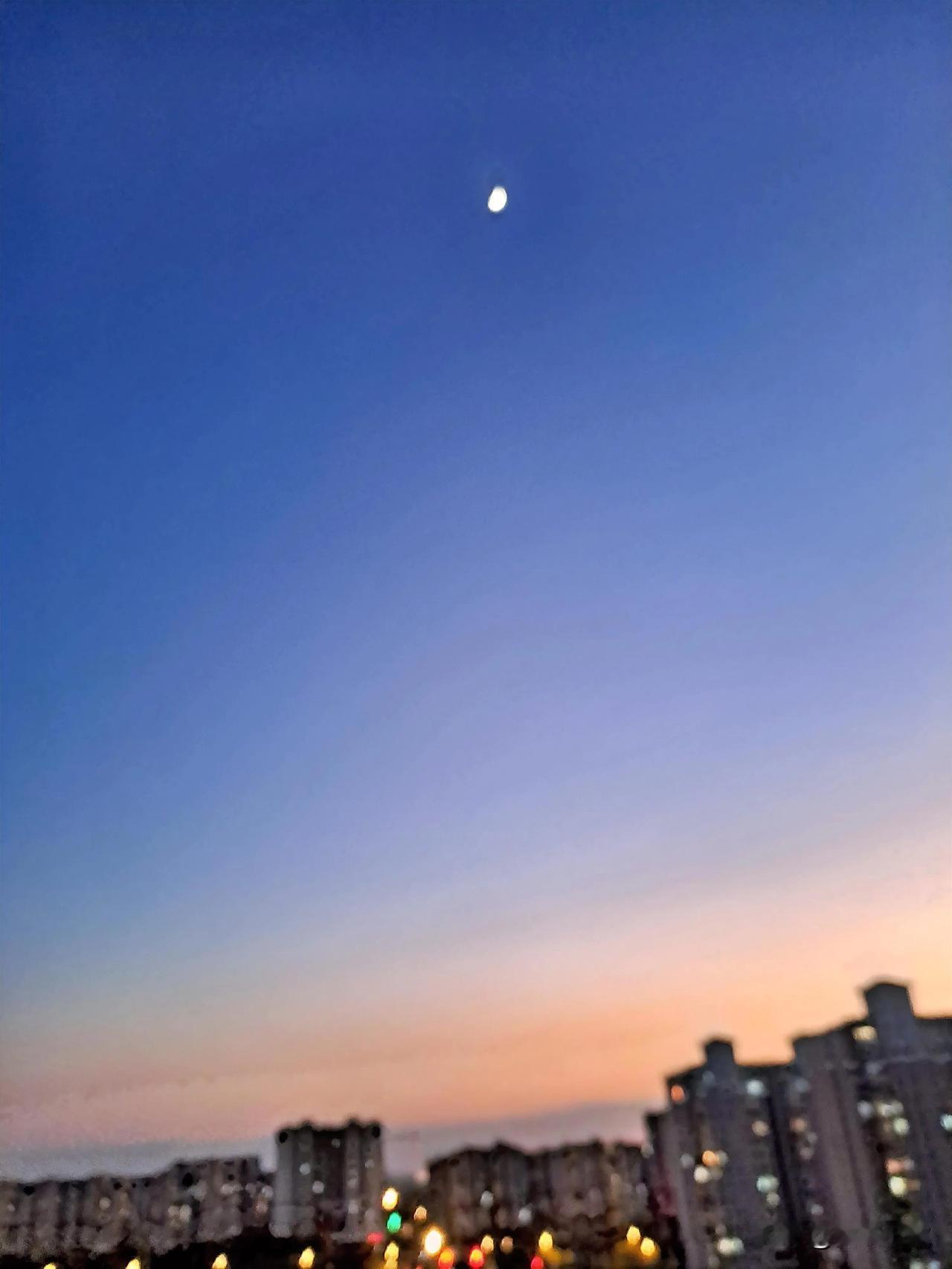 晒图笔记大赛月亮太阳同框太阳刚落下，月亮已经到了头顶。