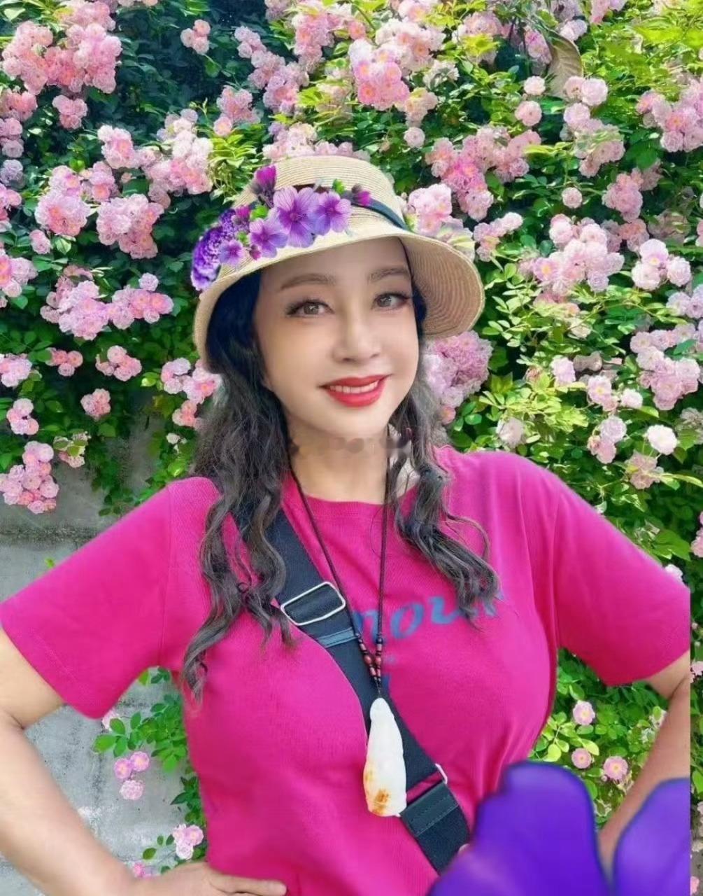 刘晓庆回应再上一路繁花 70岁的刘晓庆半夜爬山跟玩似的，这体力太绝啦！面对再上《