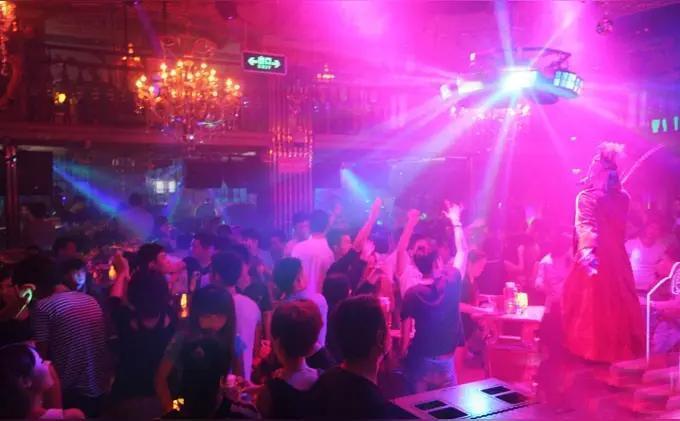 其实，对女留学生有很深偏见真没必要，毕竟大部分女留学生都跟网络“屌丝”们不在一个