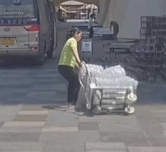 最近，海航空姐的一个小小善举，比什么广告都强！

公司真应该好好奖励她。

一位