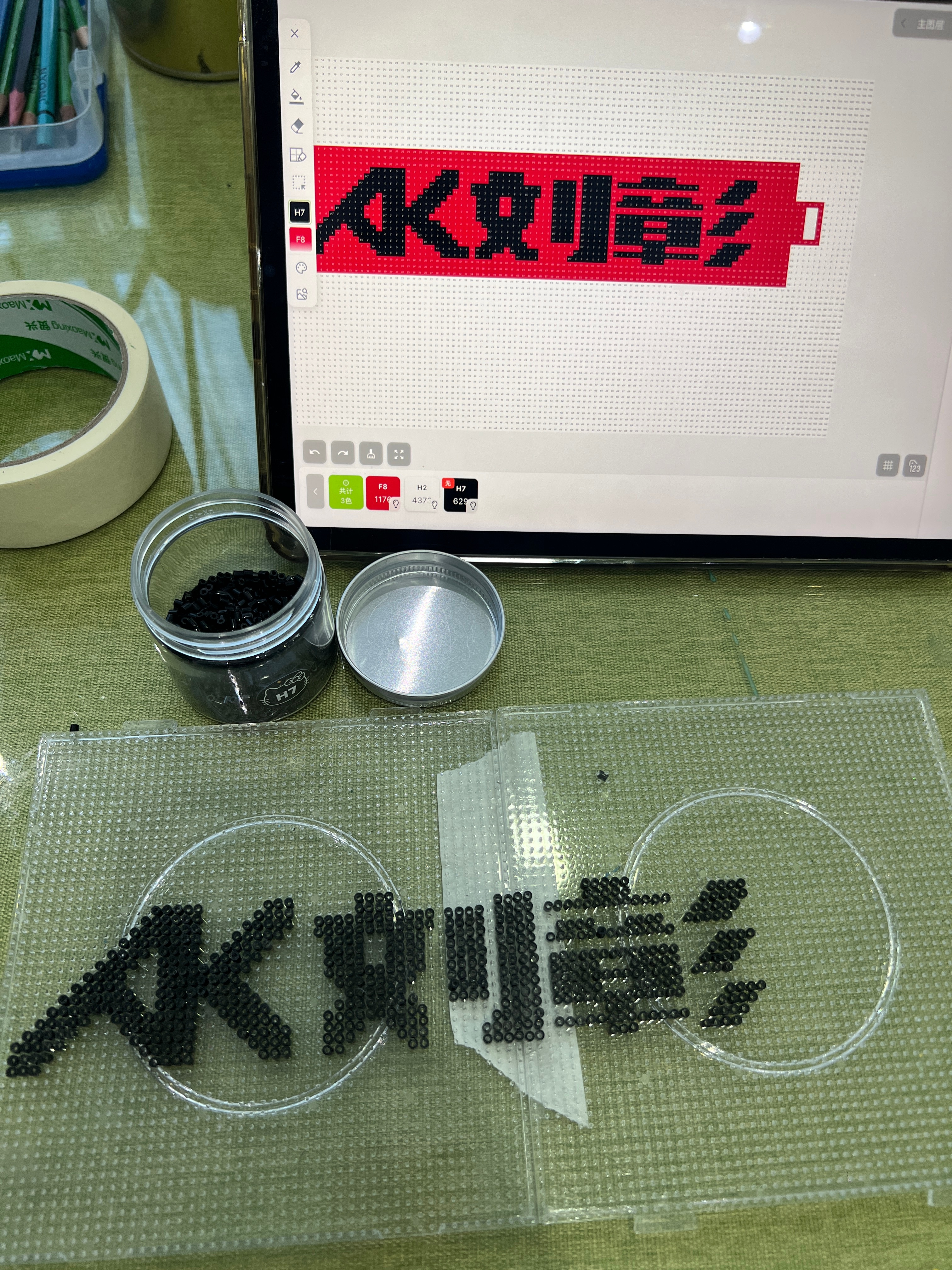 领导但凡早来半小时不会看到我一边刷剧一边拼豆，这是我奖励自己的休息时间