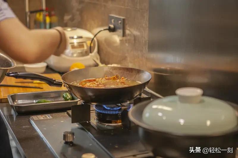 我更倾向自己做饭。点外卖确实快又省事，但少了很多乐趣。自己动手做饭，就算照着视频