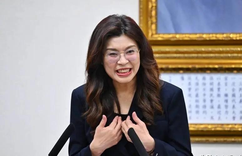 郑丽文和赵少康乃至马英九之间的矛盾白热化。
昨天的国民党会议中，郑丽文讲了50分
