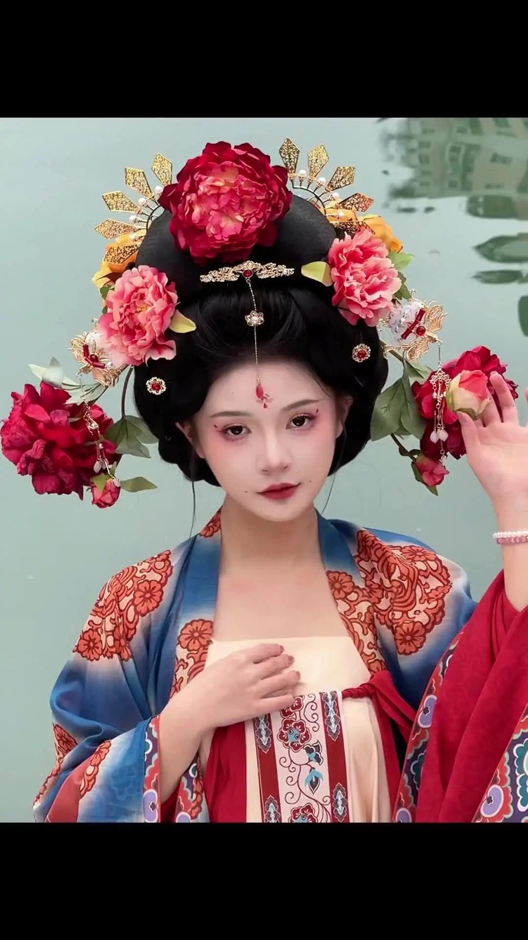 “三分像她已是绝色”成都三位数的轻复原妆造拍出来绝色芳华！
