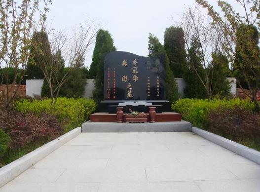 1985年乔冠华归葬故乡盐城遭到拒绝，妻子章含之无奈之下找到一个人帮忙，此人在当