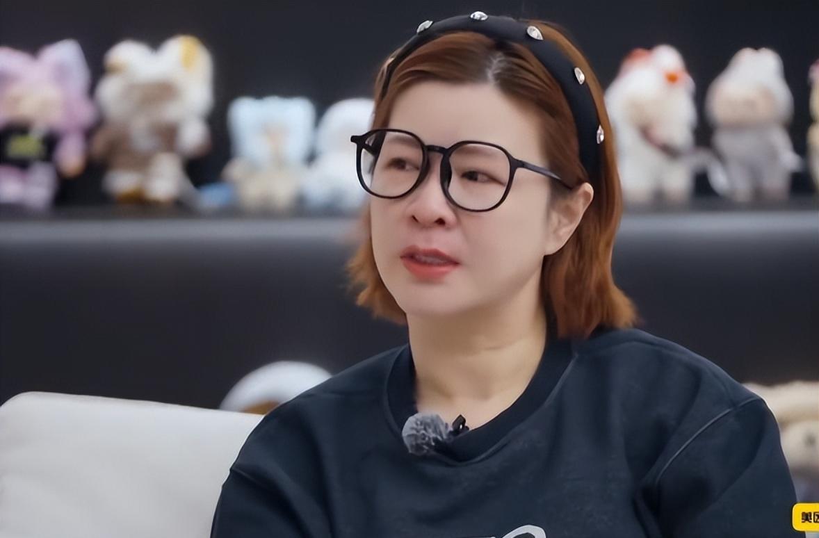 谁还觉得娱乐圈只剩光鲜。杜华一句AI不会替代顶级艺人，但会替代你们，直接把行业遮