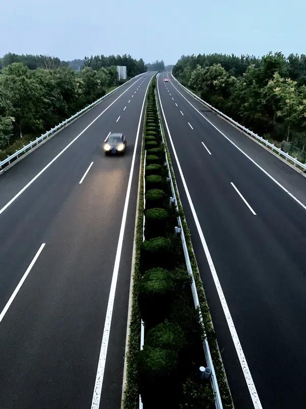高速公路救人却被反咬一口！近日，男子高速上遇一车辆发生事故，帮忙打开车门遭女司机