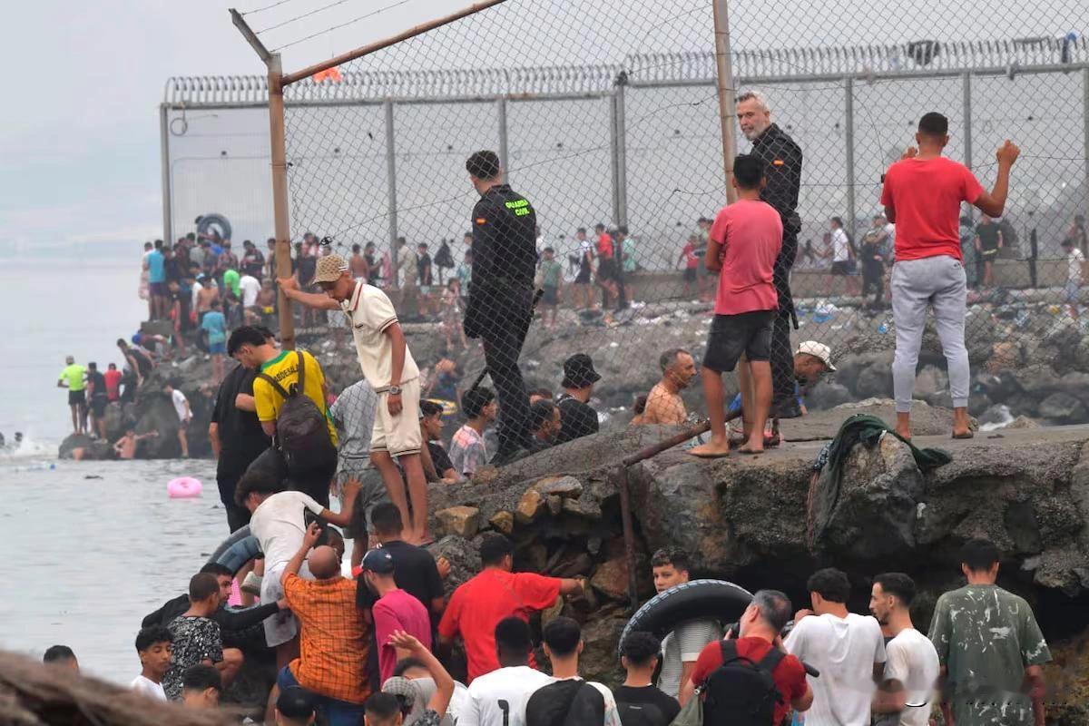 西班牙飞地休达正遭移民海啸——仅一周就有超1500人渡海涌入，未成年收容所超员高