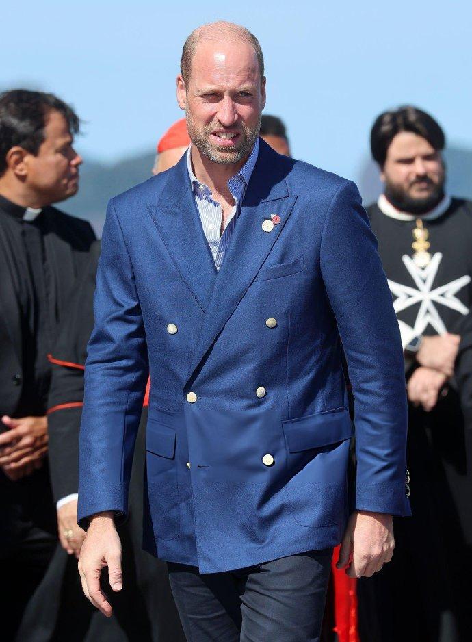 威廉在里约热内卢完成基督像留影📸️
虽然他上台演讲的身影略显孤单，
但他对地球