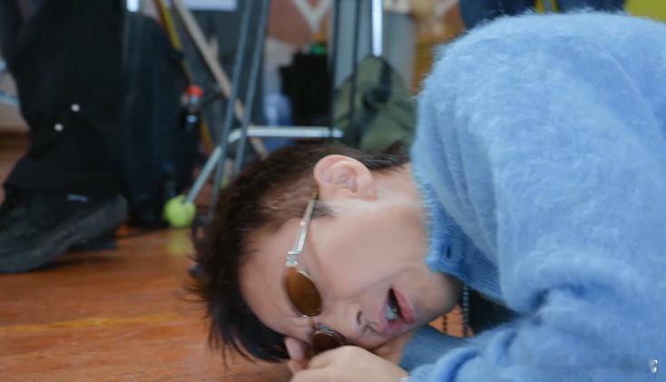 邓超你在用你的脊椎干什么邓超摇最猛的头跪最诚恳的地感觉超哥脊椎承受了这个年纪不该