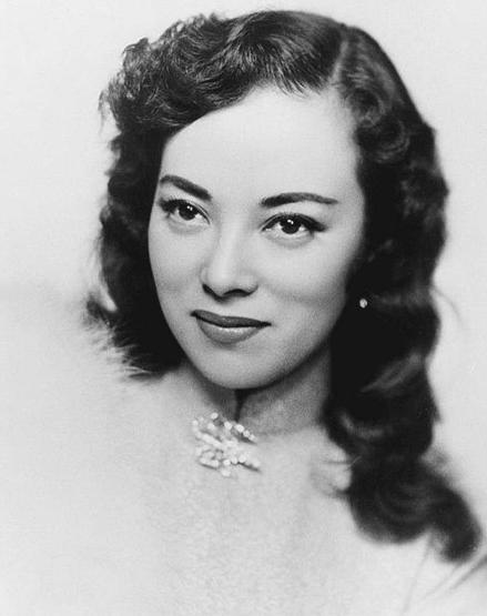 1945年，女汉奸李香兰将被执行枪决，谁料，临刑前她突然解开胸口扣子，从胸前掏出