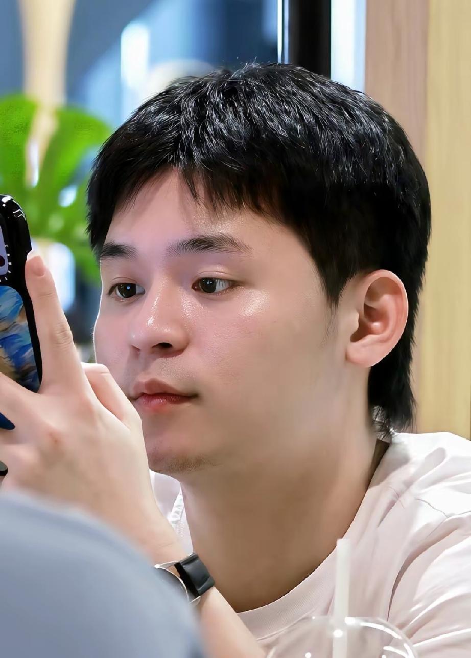 你别说，林诗栋就是招人稀罕，这不，出发亚锦赛的人群中，一眼就认出了走路带风的栋宝