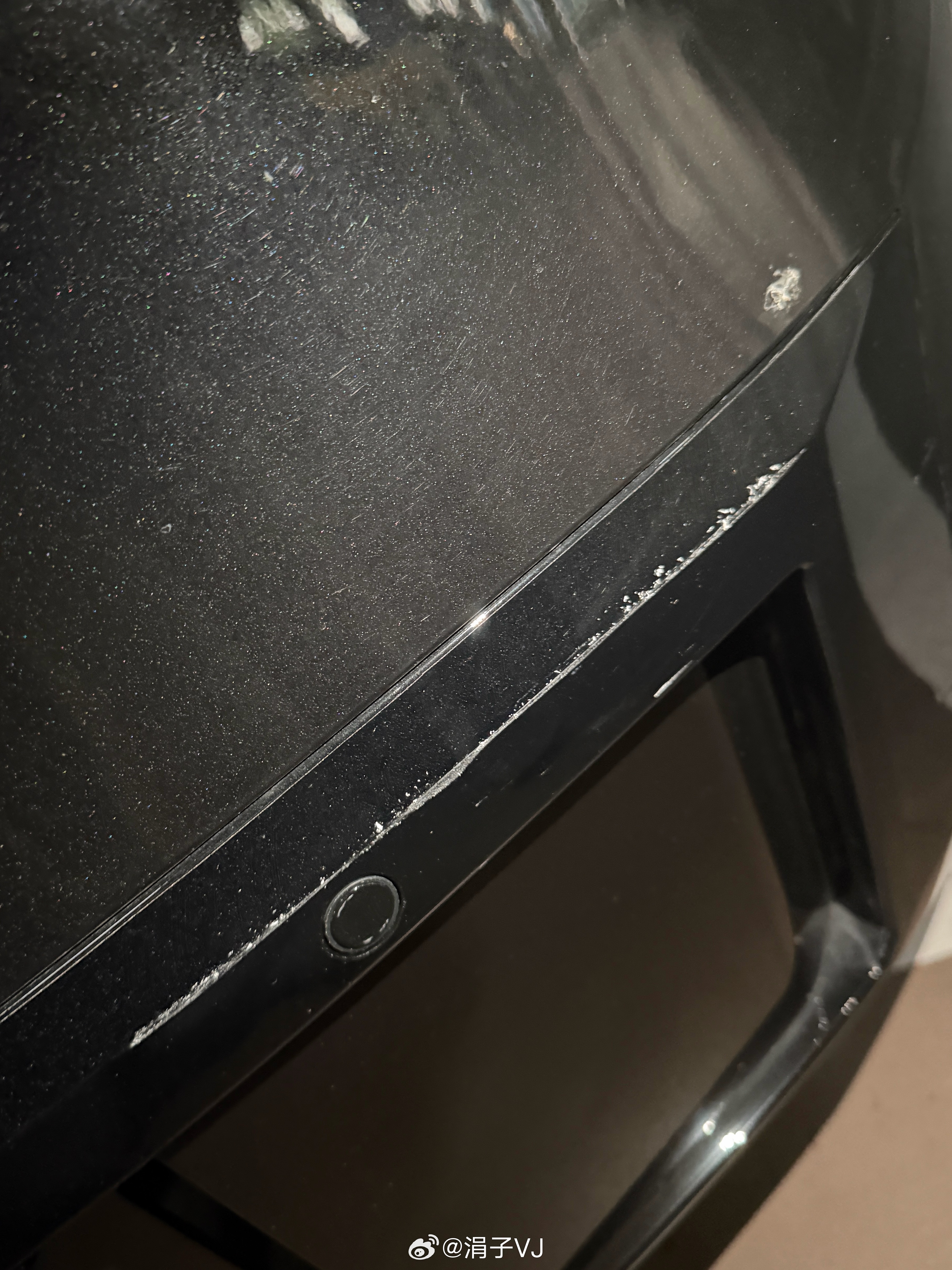 领克900被刮了，估计是旁边的车开走的时候刮的……还好贴膜了。领克900﻿ ﻿ 