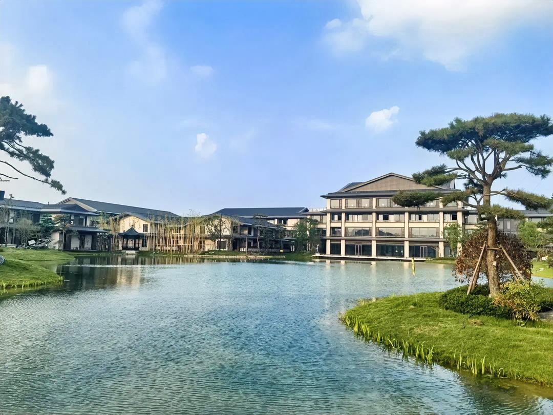 扬州新增一家五星级酒店！

12月23日，扬州凯宾斯基酒店正式启幕。

酒店坐落