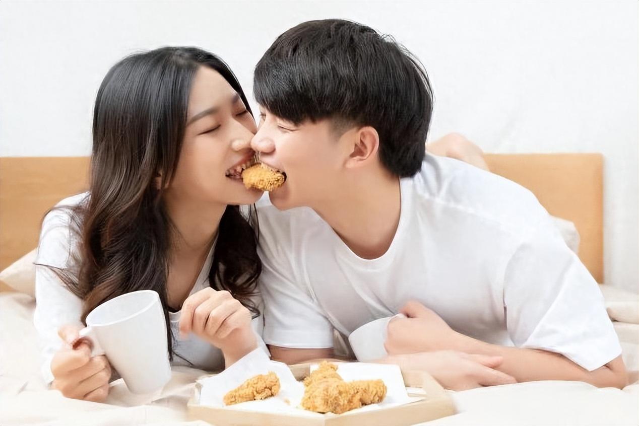 当 “饭搭子”“电影搭子” 的标签渗透进亲密关系，爱情是否正在沦为一种临时组队的