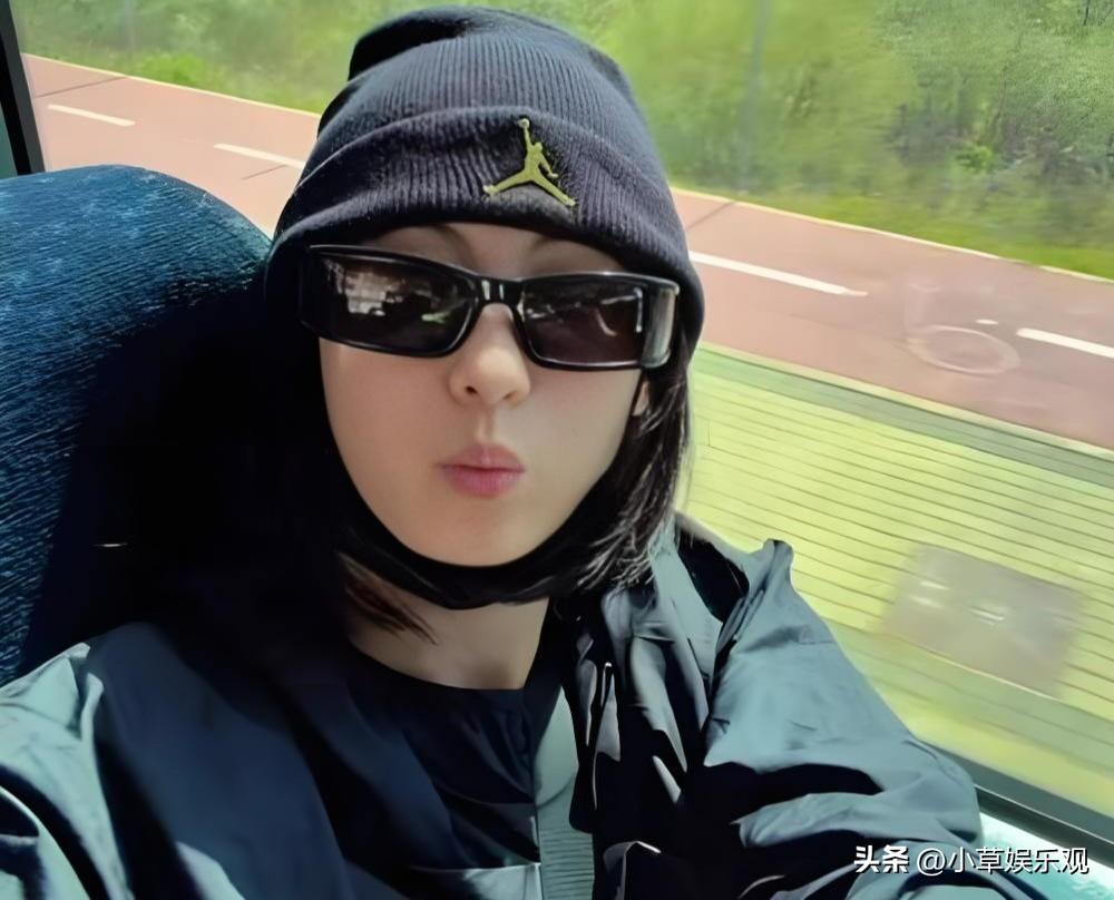 这基因，真没给张柏芝留一点退路。

西班牙排球场上，16岁谢振南一张无修侧脸直接