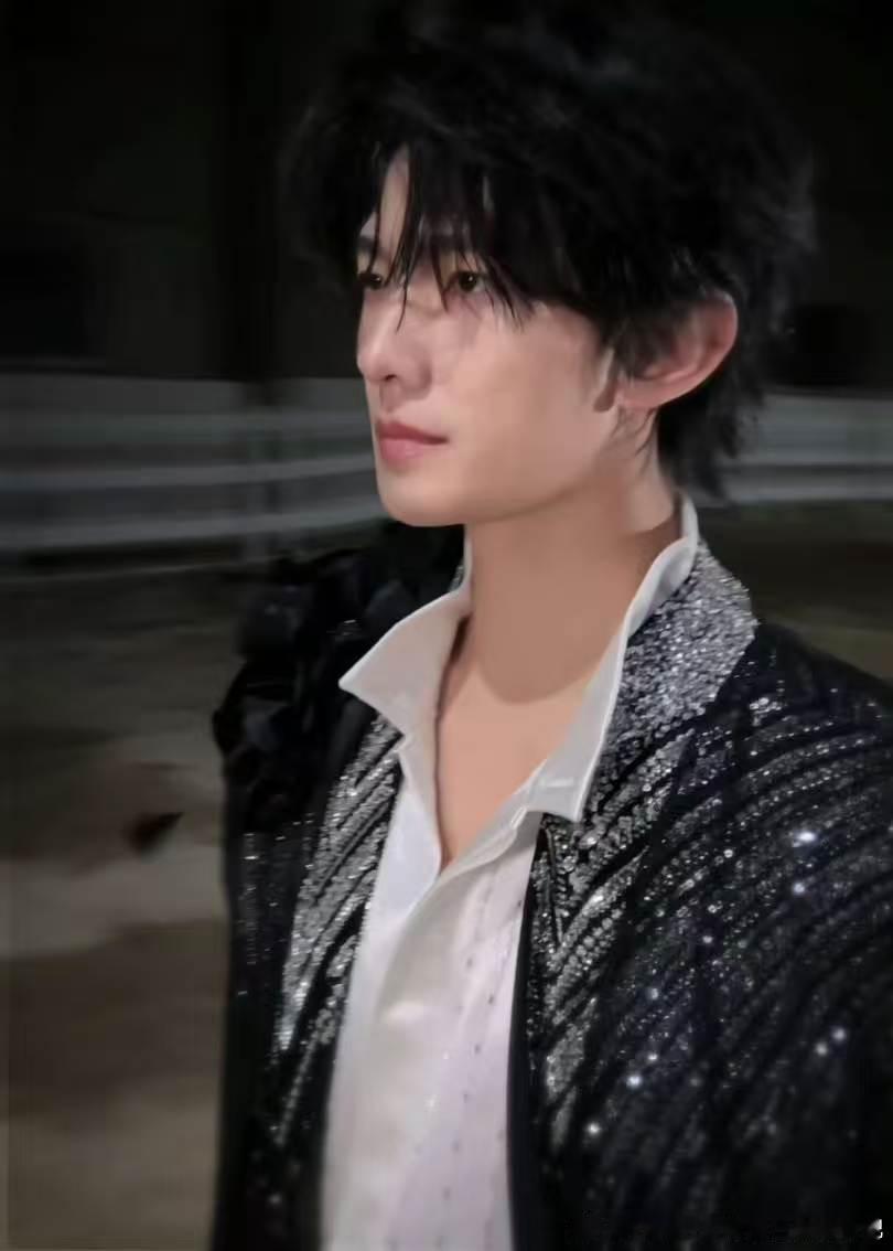 杨洋杨洋雨霖铃 yy杨洋展昭 我只会追着我的星星跑，他跑多远我跟着跑多远。但我从