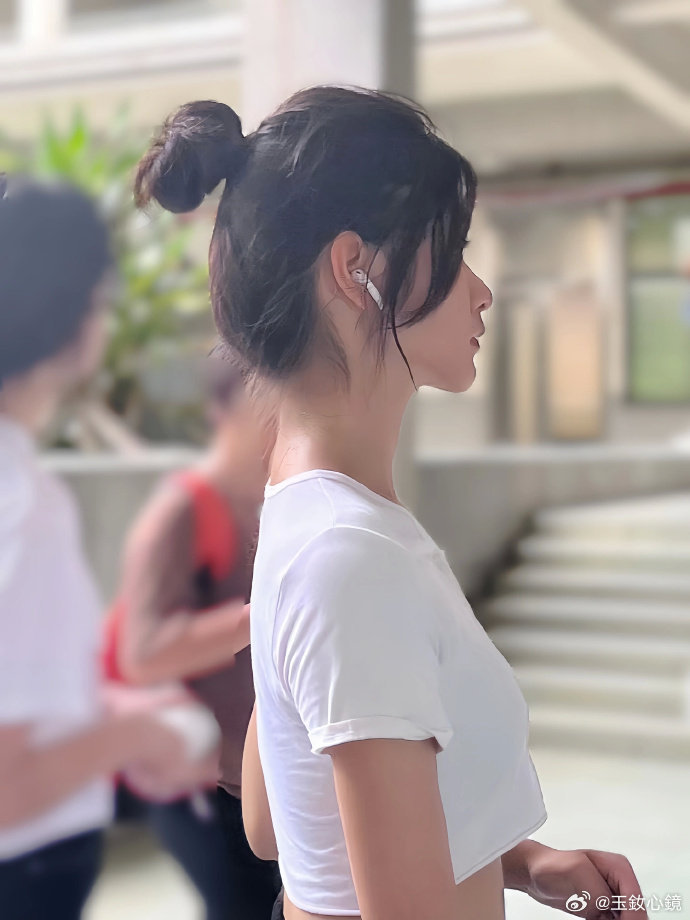 良好的体态不仅关乎外在形象，更是内在自信与健康的体现。女孩子注重体态，优雅气质自
