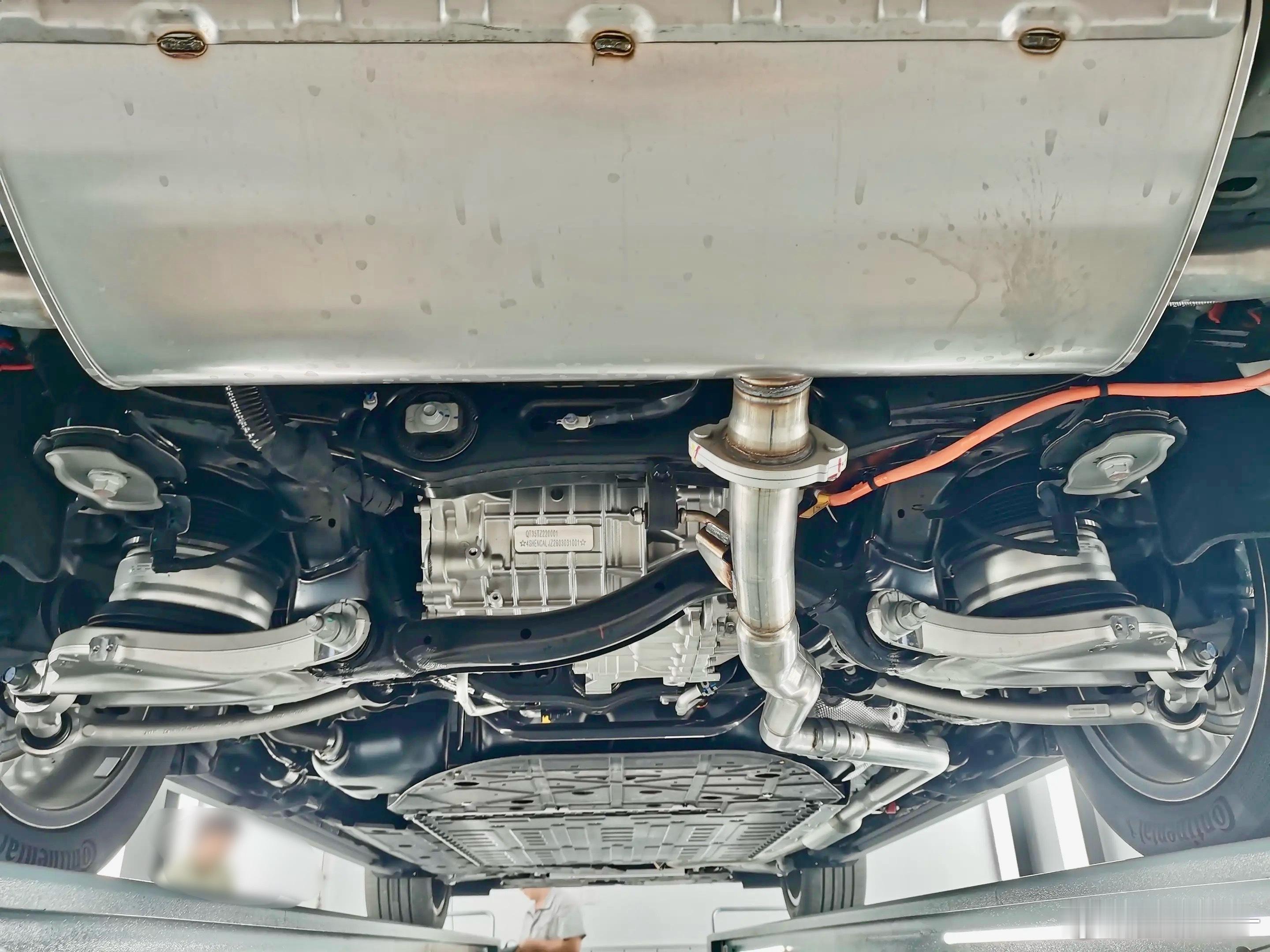 弄明白了，魏牌V9X：77.7度行政长轴版（图1），偏置宽电池包，油箱65L；5