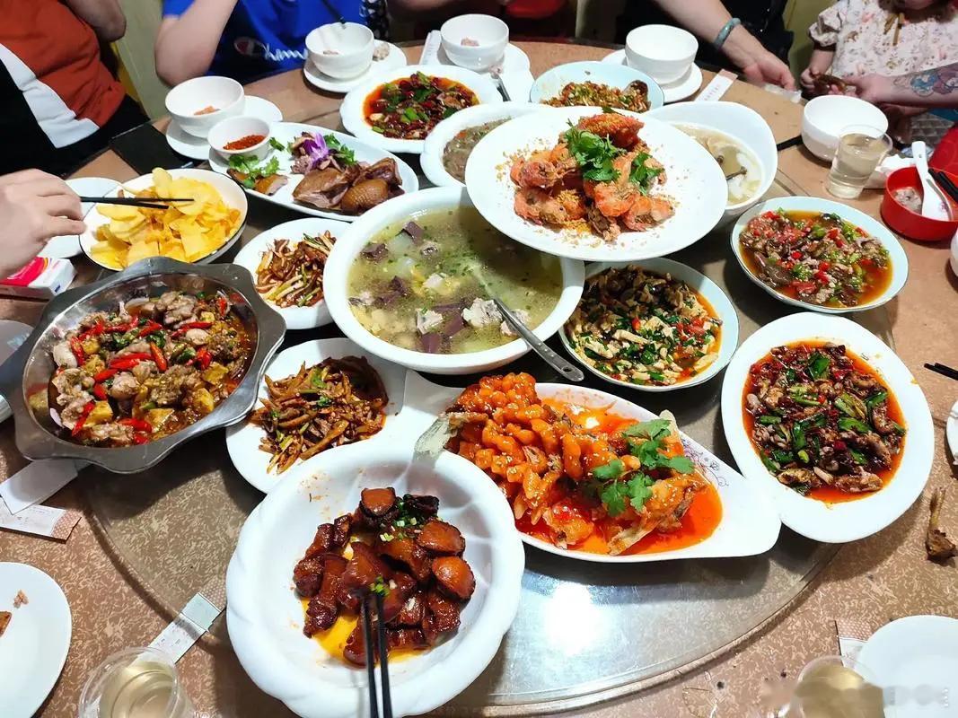 #新加坡五千块一顿的中餐##满汉全席# 上大东北来吧，吃一顿“满汉全席”用不上5