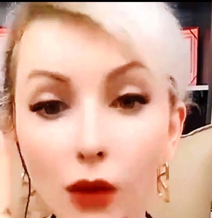 那个说在济南“失联”的俄罗斯媳妇，她丈夫刚把电话本撕了。
 
他把厚厚的电话本撕