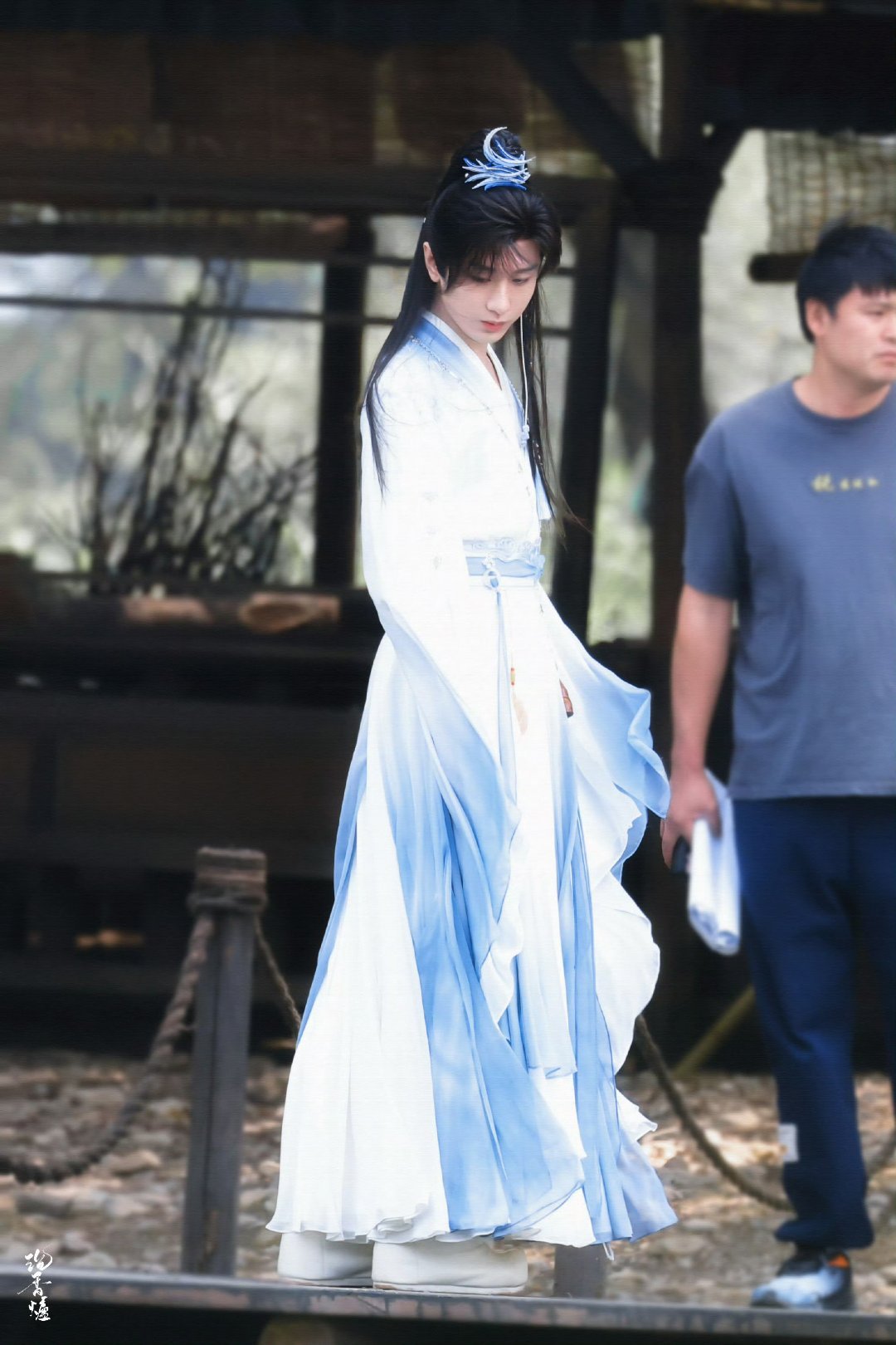 成毅沉香如屑 cy成毅唐周我们追逐成毅，如同航海者仰望灯塔，他站在那里，本身就是