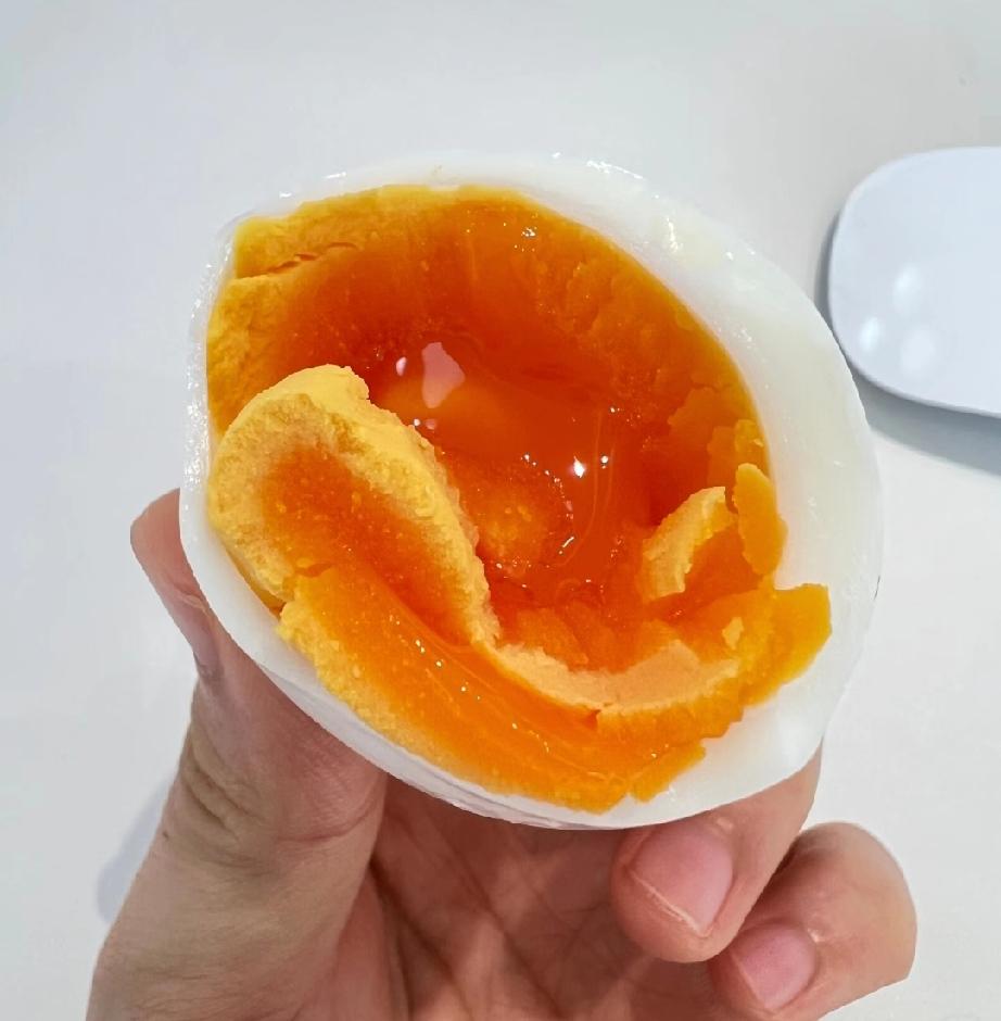 想要煮出漂亮的流心蛋，一定要加多这个步骤，这还是我一个朋友在轻食店工作告诉我的经