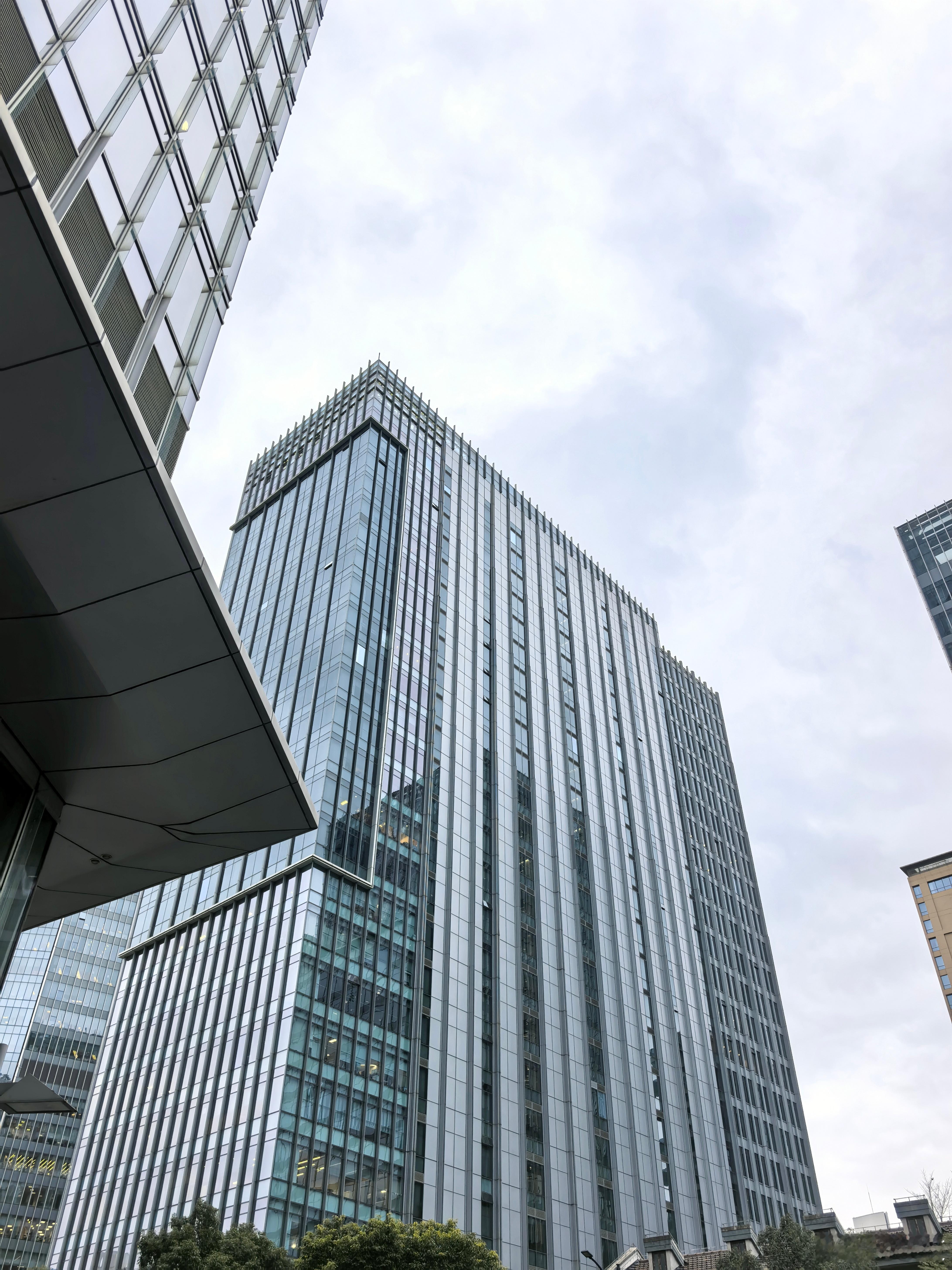 北京下雪了，扫雪机也在等雪来。上海温度不到，不会下雪，但这会的天空就是阴沉沉的，