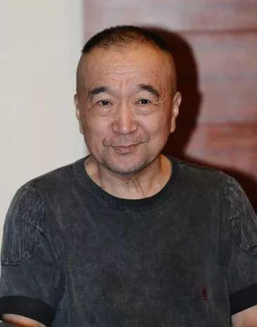 1999年，李保田儿子李彧被人忽悠签了300万的合同，对方说:“只要让你爹来客串