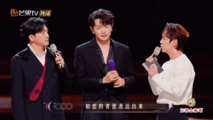 苏有朋拍完左耳拍人中救命！苏有朋的嘴，简直是造梗神器，拍完左耳拍人中太秀了！ 