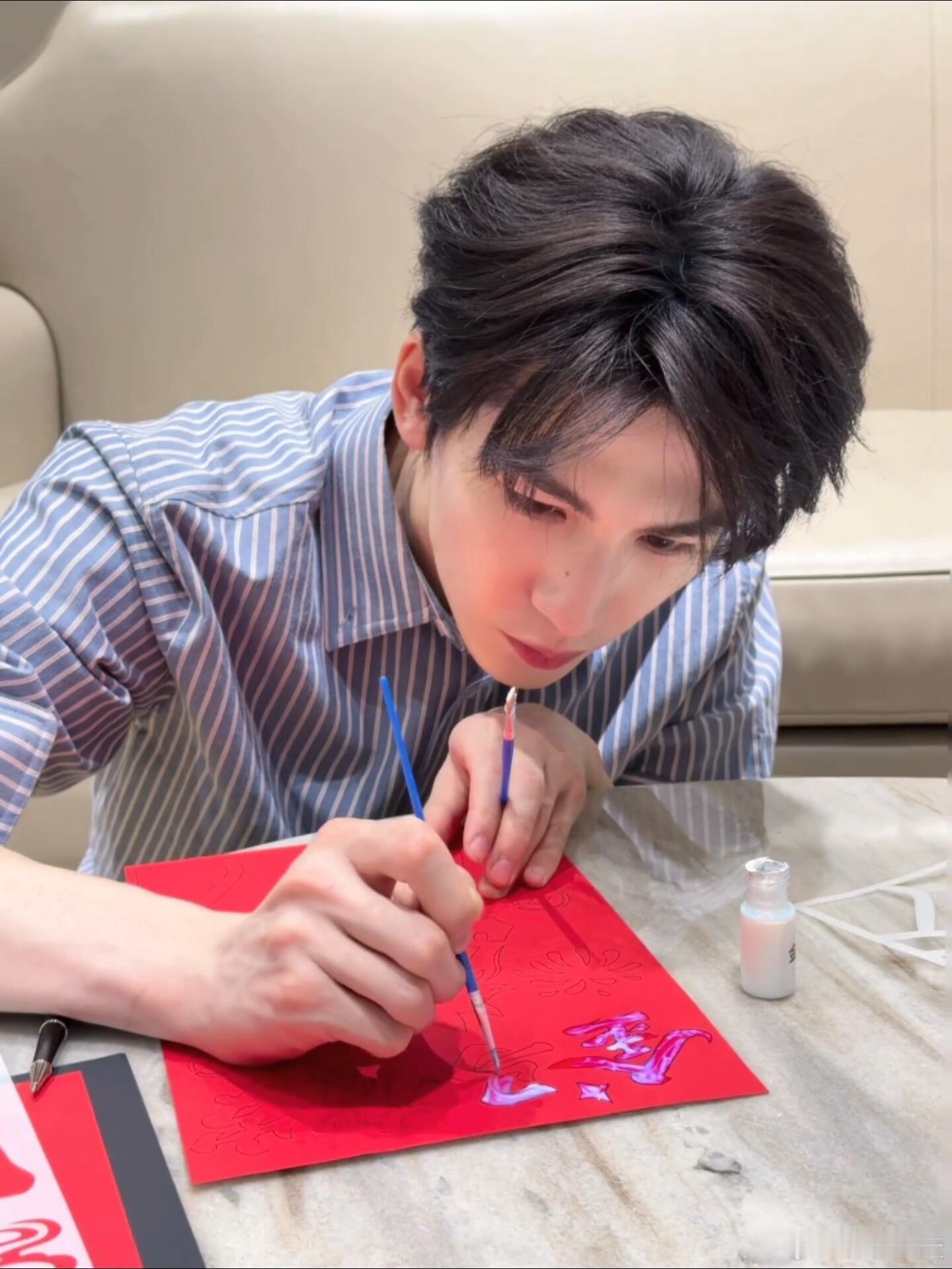 张凌赫  |大年初五 男朋友正在拓印红包张凌赫｜ 